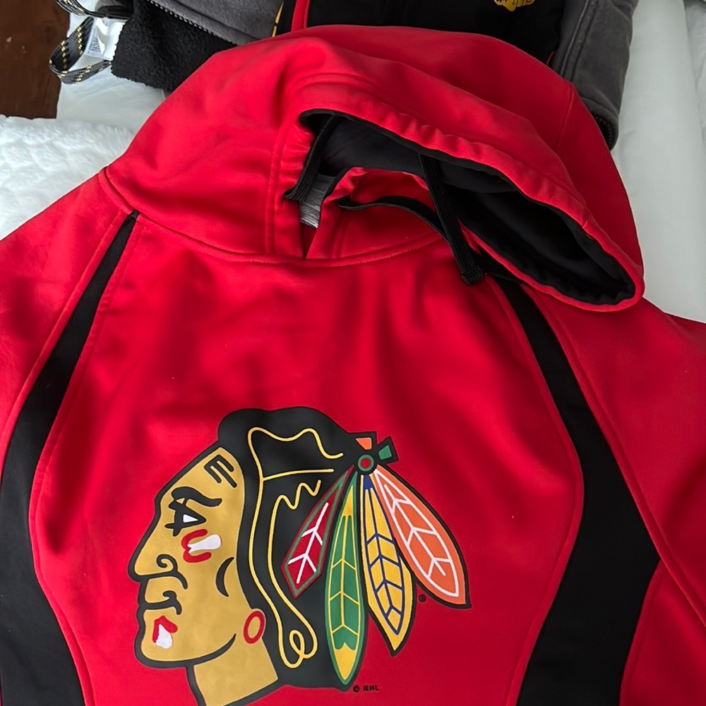 NHL Chicago Blackhawks, red and black hoodie with front pockets